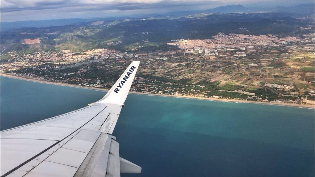 Barcelona 巴塞隆納轉機Tenerife特內里費 清晨6點接近義大利上空 準備降落 5
